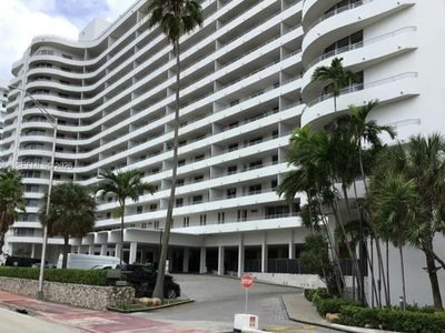 5555 Collins Ave APT 15P