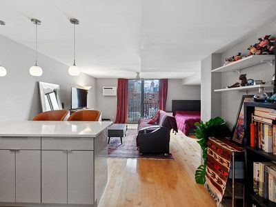 215 E 24th St APT 820