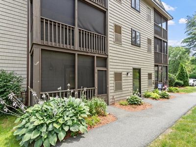 10 Village Ln APT 4