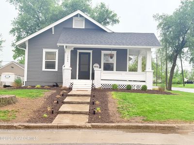 1006 E Love St