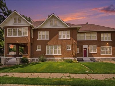 221 W 2nd St