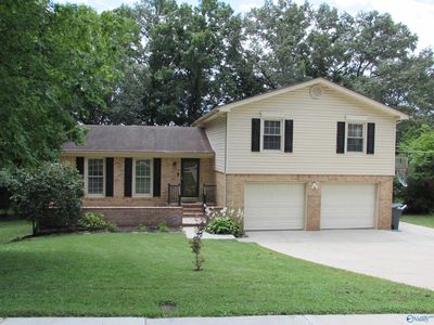 716 Versailles Dr SE