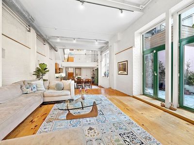 211 E 2nd St APT 1