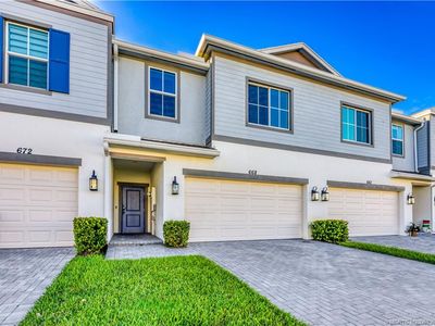 668 NE Waters Edge Ln