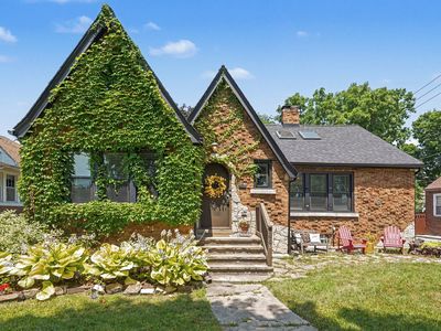 1009 John St