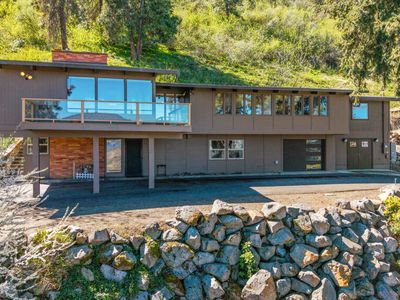 1215 Lakeshore Dr