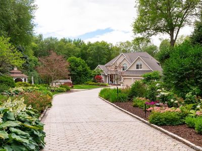 8 Glen Brook Court