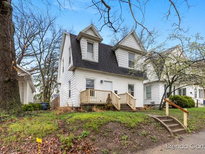 747 College Ave NE