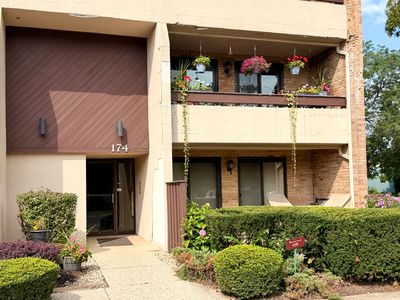 174 E Springbrook Dr APT 1B