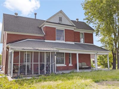 302 E 4th St