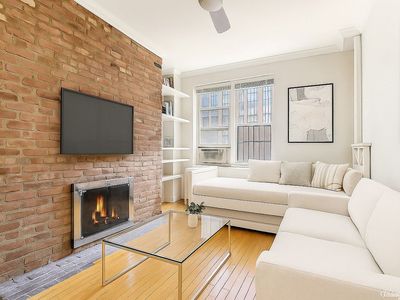 210 E 21st St APT 4B