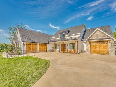 5523 Lakeshore Ct