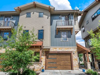 3680 Blackstone Dr