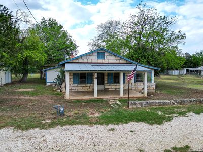 607 Hackberry St