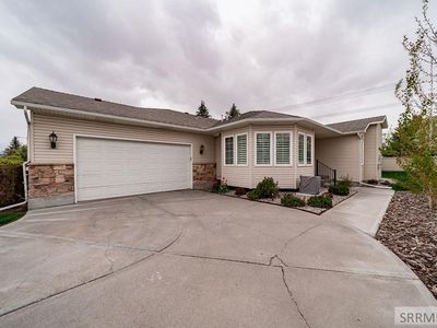 484 Hickory Cir