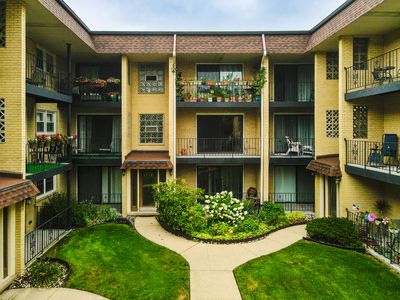 5024 N Austin Ave APT 2E