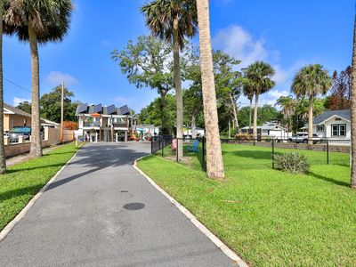 318 Riverside Dr