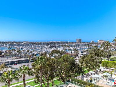 13600 Marina Pointe Dr Unit 812