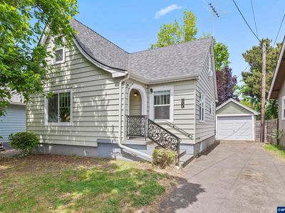 985 Madison St NE