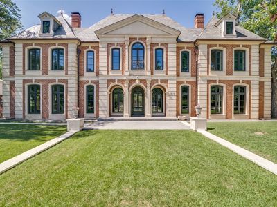 3616 Beverly Dr