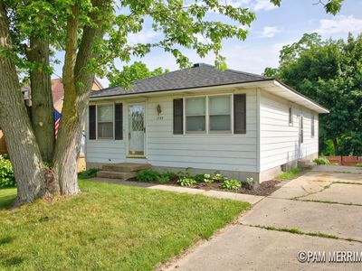 1735 Woodworth St NE