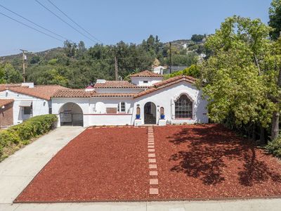 2401 E Glenoaks Blvd