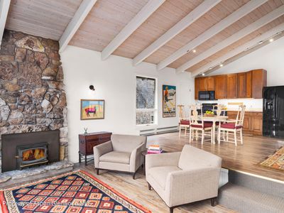 37 Picket Pin Ln