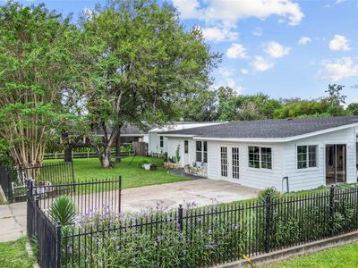 22202 Maplewood Dr