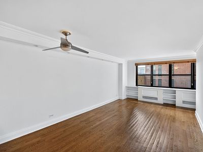 200 E 24th St APT 910