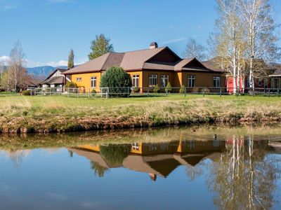 14 Green Meadows Dr
