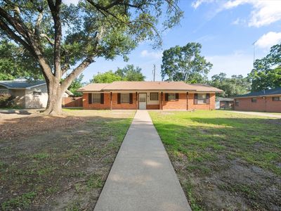 1102 Oaklawn Dr