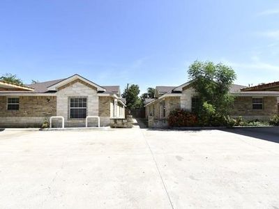 320 W Albatross Ave