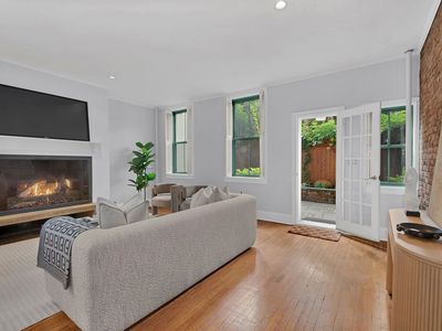 256 W 21st St #1G