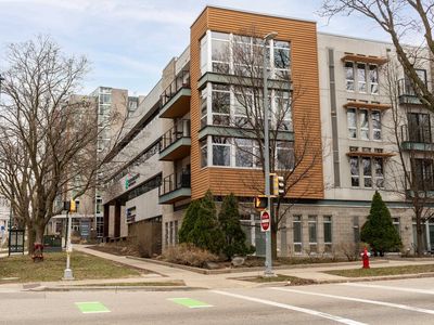 15 S Broom St Unit 401