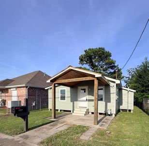 1323 Aycock St