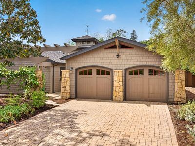 909 Daly Rd