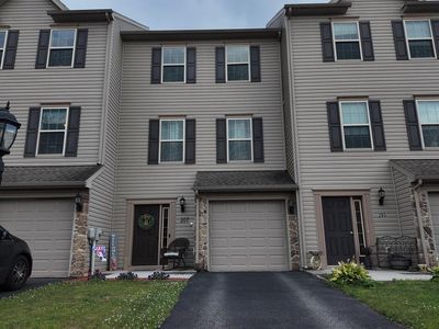 Property at 207 Katelyn Dr, New Oxford, PA
