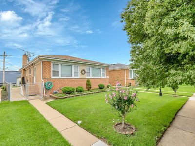 8133 Hamlin Ave