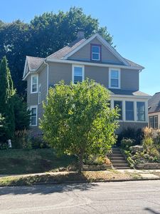 110 Winifred St W