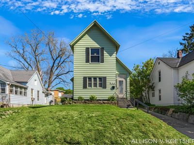 935 Baraga St NE