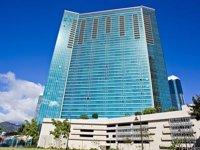 1177 Queen St APT 3901
