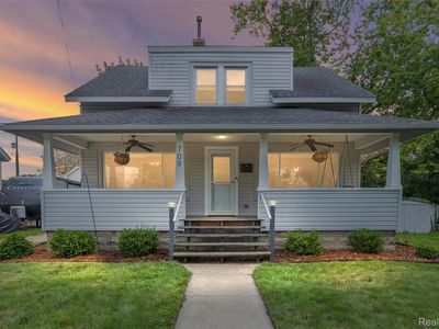 709 E Grand River Ave