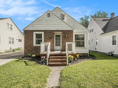 906 Lake Michigan Dr NW