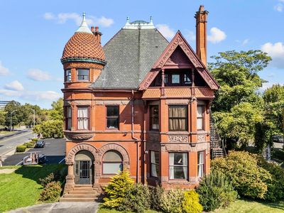 2 Wethersfield Avenue