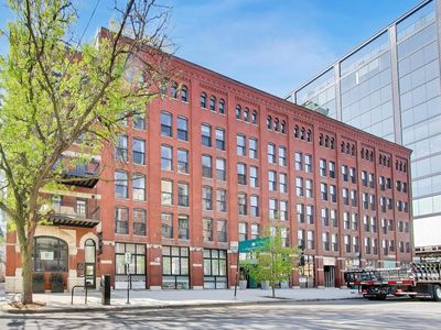 225 W Huron St APT 305