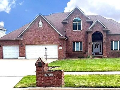 2035 El Camino Dr
