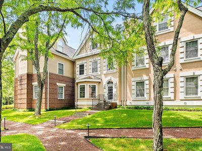 12 Governors Ln