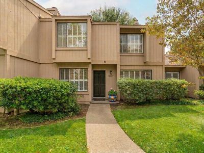 907 Vanderbilt Way