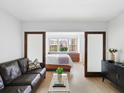 360 W 22nd St APT 10R