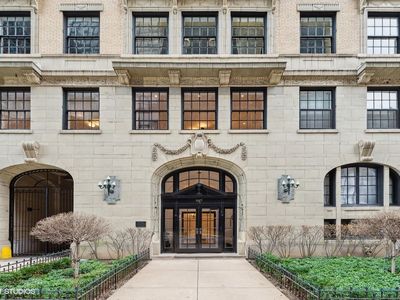 257 E Delaware Pl #10AB